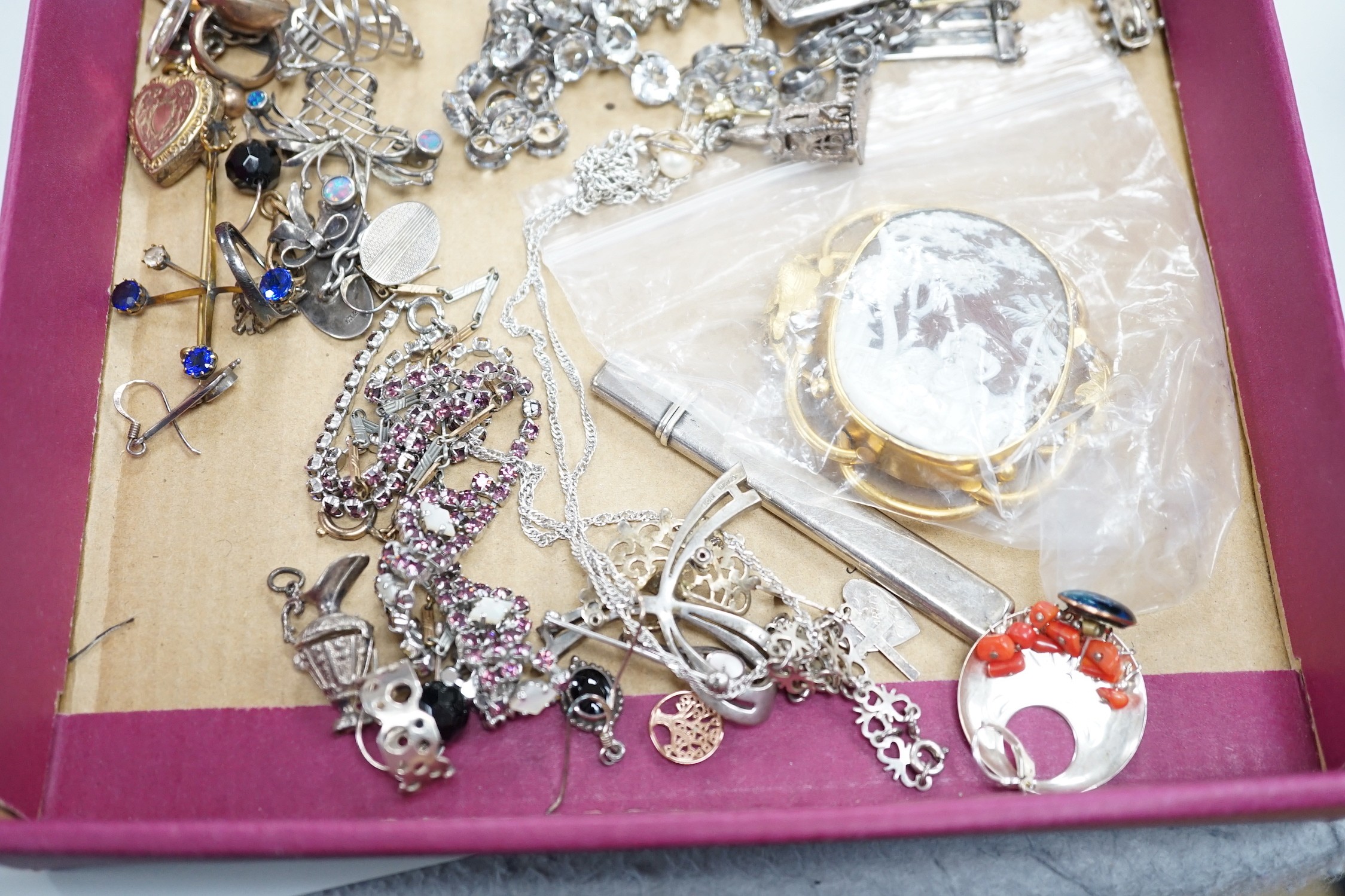 Mixed silver and jewellery items, including a George V silver mounted pig pin cushion, a Victorian silver cream jug, George III silver sifter spoon, fob seal, pendant's Victorian yellow metal niello and banded agate broo